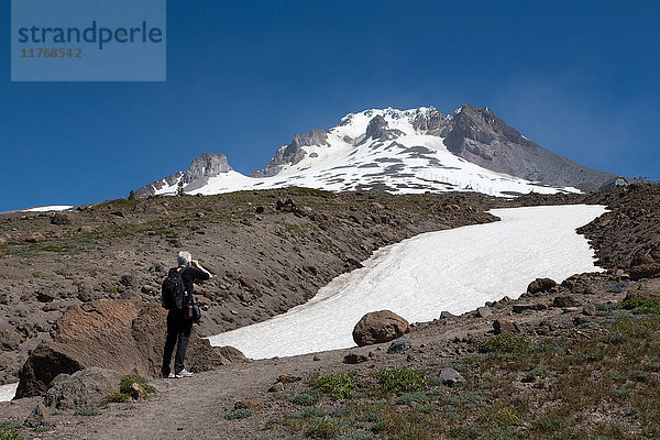 Wanderin in der Nähe eines Gletschers auf dem Mount Hood  Teil der Cascade Range  Region Pazifischer Nordwesten  Oregon  Vereinigte Staaten von Amerika  Nordamerika