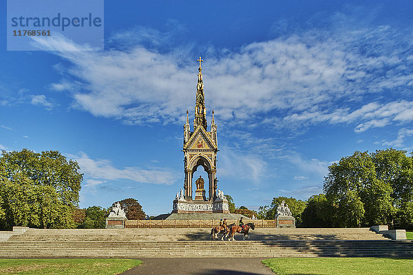 Drei schwere Pferde werden am Albert Memorial vorbei geritten  Kensington Gardens  Hyde Park  London  England  Vereinigtes Königreich  Europa