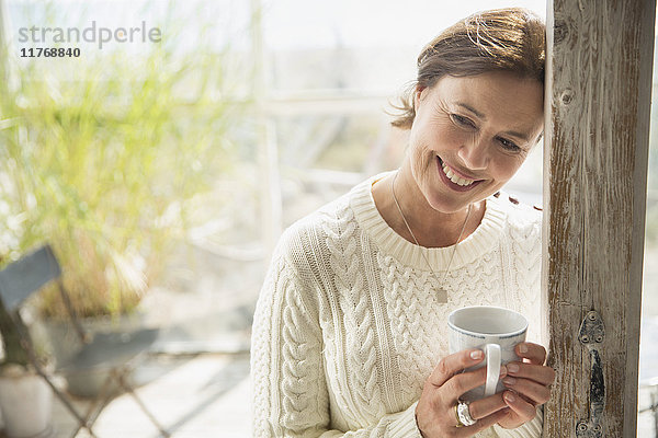 Portrait lächelnde reife Frau beim Kaffeetrinken