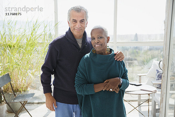 Portrait liebevolles Seniorenpaar am Strandhaus Sonnenveranda