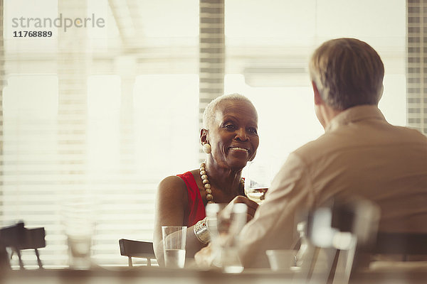 Seniorenpaar beim Weintrinken  Essen am Restauranttisch