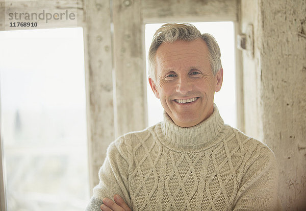Portrait lächelnder Senior in Rollkragenpullover
