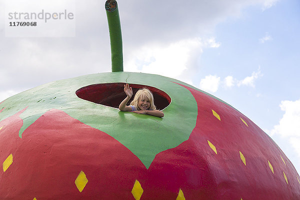Mädchen winkt aus einer Erdbeere  Karls Erdbeerhof  Rostock  Mecklenburg-Vorpommern  Deutschland  Europa