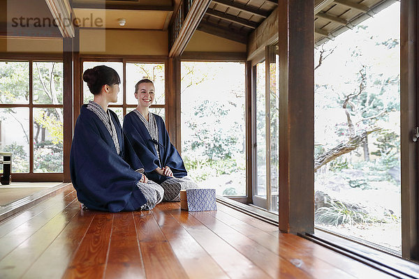 Weiße Frau in Yukata mit japanischem Freund in traditionellem Ryokan  Tokio  Japan