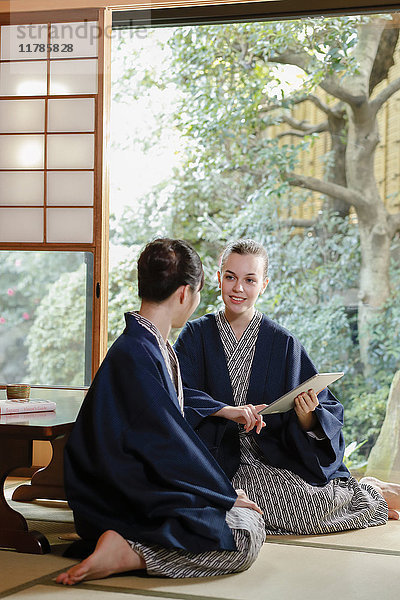 Weiße Frau in Yukata mit japanischem Freund in traditionellem Ryokan  Tokio  Japan