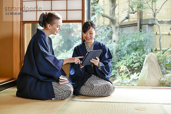 Weiße Frau in Yukata mit japanischem Freund in traditionellem Ryokan  Tokio  Japan