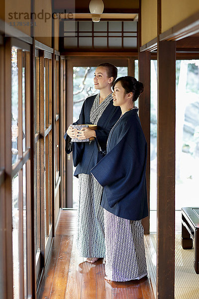 Weiße Frau in Yukata mit japanischem Freund in traditionellem Ryokan  Tokio  Japan