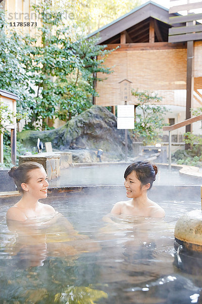 Kaukasische Frau mit japanischem Freund beim Baden in einer traditionellen heißen Quelle  Tokio  Japan