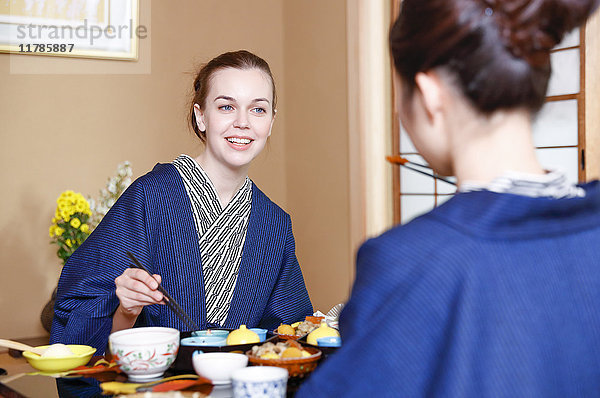 Weiße Frau in Yukata beim Essen mit japanischem Freund in einem traditionellen Ryokan  Tokio  Japan