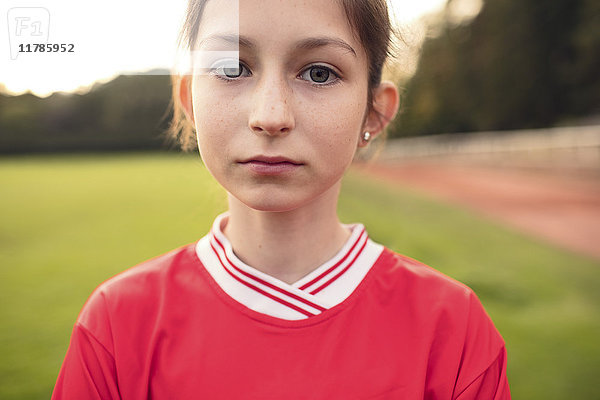 Porträt einer selbstbewussten Fußballspielerin auf dem Spielfeld