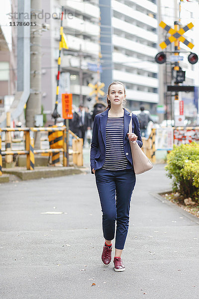 Kaukasische Frau in der Innenstadt von Tokio  Japan