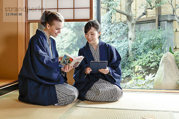 Weiße Frau in Yukata mit japanischem Freund in traditionellem Ryokan  Tokio  Japan