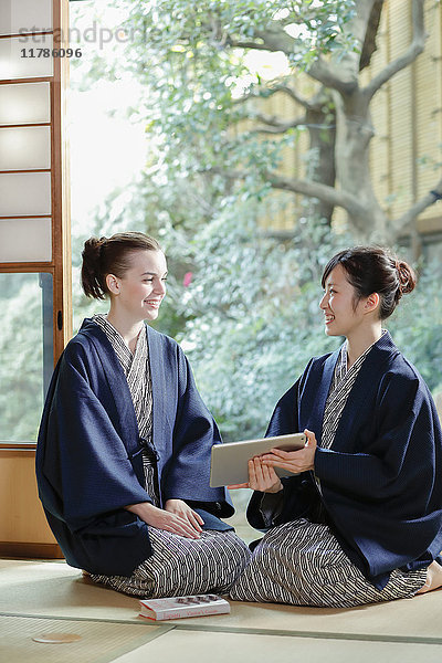 Weiße Frau in Yukata mit japanischem Freund in traditionellem Ryokan  Tokio  Japan