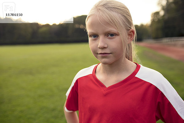 Porträt eines selbstbewussten Mädchens auf dem Fußballfeld