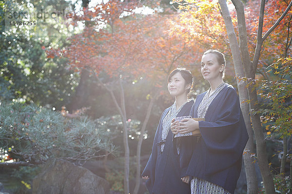 Weiße Frau in Yukata mit japanischem Freund in traditionellem Ryokan  Tokio  Japan