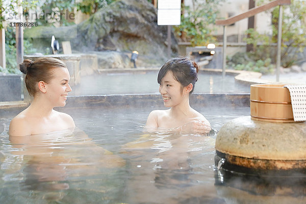 Kaukasische Frau mit japanischem Freund beim Baden in einer traditionellen heißen Quelle  Tokio  Japan