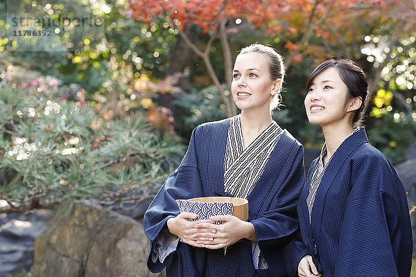 Weiße Frau in Yukata mit japanischem Freund in traditionellem Ryokan  Tokio  Japan