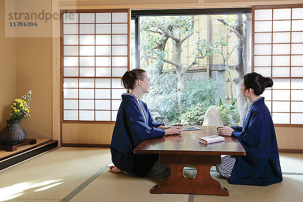 Weiße Frau in Yukata mit japanischem Freund in traditionellem Ryokan  Tokio  Japan
