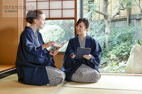 Weiße Frau in Yukata mit japanischem Freund in traditionellem Ryokan  Tokio  Japan