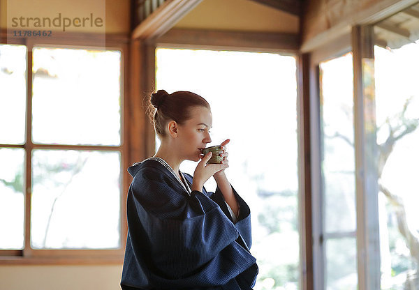 Weiße Frau trägt Yukata in traditionellem Ryokan  Tokio  Japan