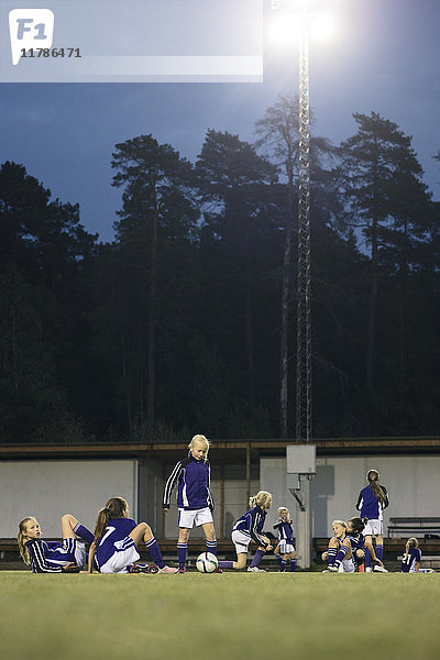 Ansicht von Athleten  die sich auf dem Fußballfeld gegen Bäume entspannen