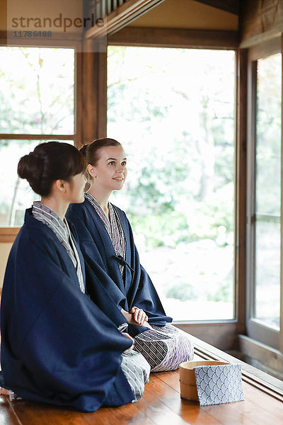 Weiße Frau in Yukata mit japanischem Freund in traditionellem Ryokan  Tokio  Japan