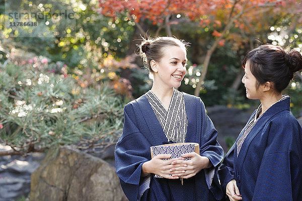 Weiße Frau in Yukata mit japanischem Freund in traditionellem Ryokan  Tokio  Japan