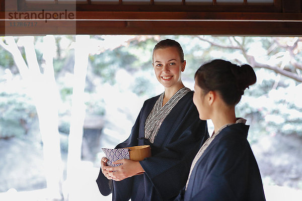 Weiße Frau in Yukata mit japanischem Freund in traditionellem Ryokan  Tokio  Japan