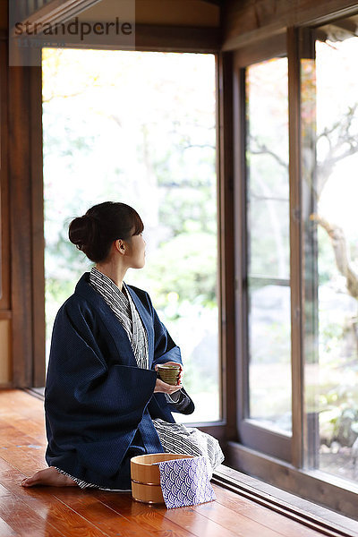 Japanische Frau trägt einen Yukata in einem traditionellen Ryokan  Tokio  Japan
