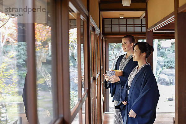 Weiße Frau in Yukata mit japanischem Freund in traditionellem Ryokan  Tokio  Japan