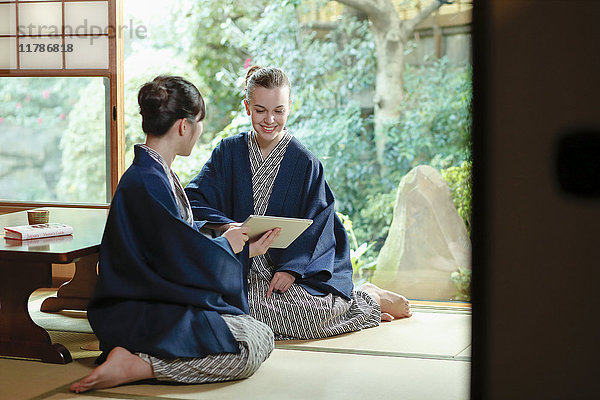 Weiße Frau in Yukata mit japanischem Freund in traditionellem Ryokan  Tokio  Japan