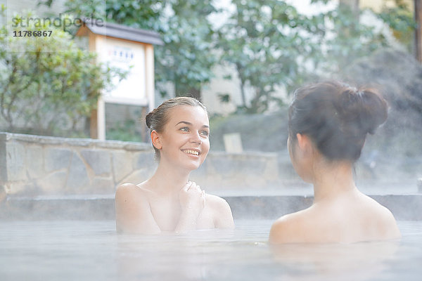 Kaukasische Frau mit japanischem Freund beim Baden in einer traditionellen heißen Quelle  Tokio  Japan