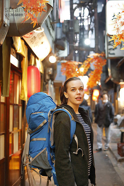 Kaukasischer Rucksacktourist in der Innenstadt von Tokio bei Nacht  Tokio  Japan
