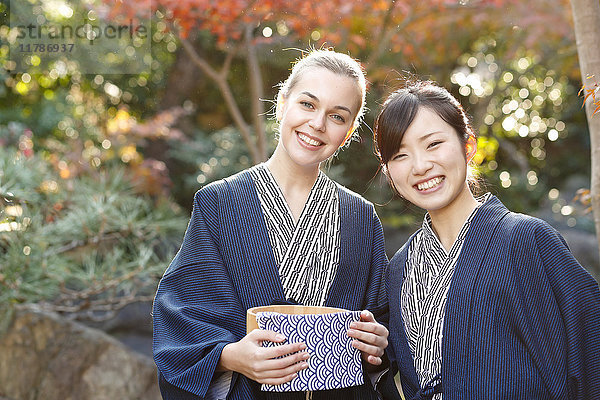 Weiße Frau in Yukata mit japanischem Freund in traditionellem Ryokan  Tokio  Japan