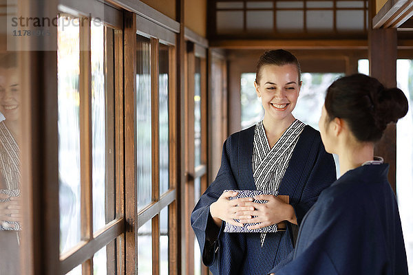 Weiße Frau in Yukata mit japanischem Freund in traditionellem Ryokan  Tokio  Japan