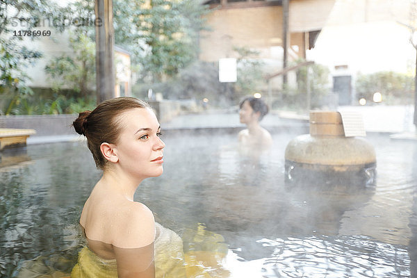 Kaukasische Frau mit japanischem Freund beim Baden in einer traditionellen heißen Quelle  Tokio  Japan