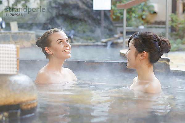 Kaukasische Frau mit japanischem Freund beim Baden in einer traditionellen heißen Quelle  Tokio  Japan