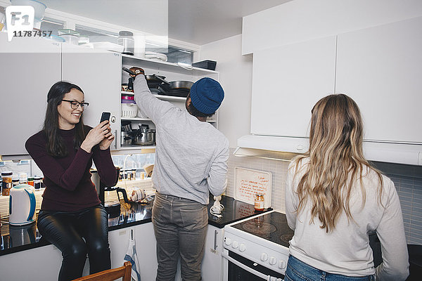 Freunde genießen in der Küche im Studentenwohnheim