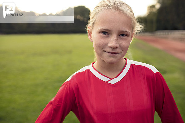 Porträt eines Mädchens auf dem Fußballfeld