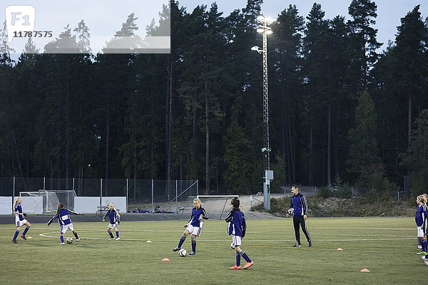 Trainerin beim Fussballspielen auf dem Spielfeld