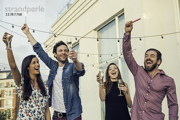 Freunde feiern mit Champagner im Freien