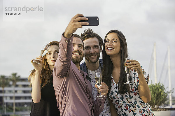 Freunde  die zusammen für Selfie posieren.