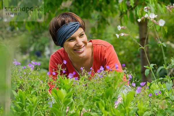 Frau lächelt im Garten