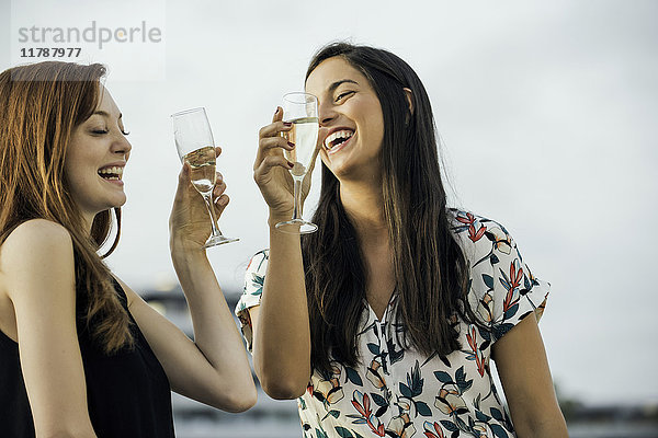 Frauen trinken Champagner im Freien