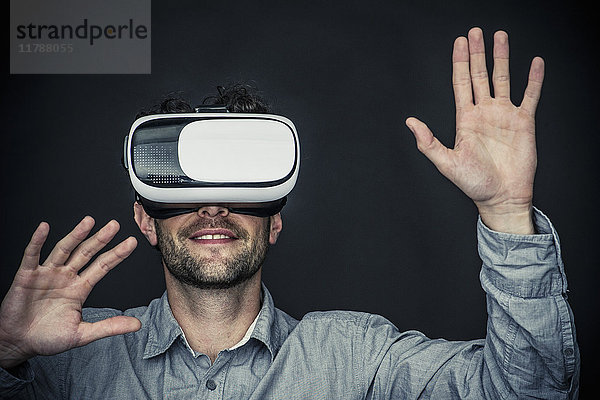Mensch mit Virtual-Reality-Simulator