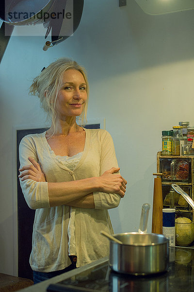 Reife Frau beim Kochen zu Hause  Portrait