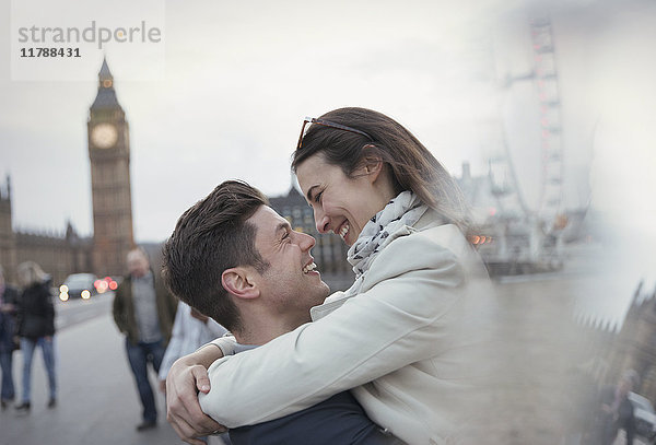 Romantische  liebevolle Paartouristen in der Nähe von Big Ben  London  UK