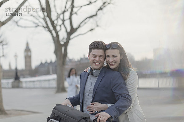 Portrait lächelndes  umarmendes Paar Touristen mit Fahrrad im Stadtpark  London  UK