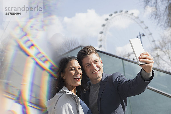 Lächelndes Paar Touristen  die Selfie in der Nähe von Millennium Wheel  London  UK nehmen