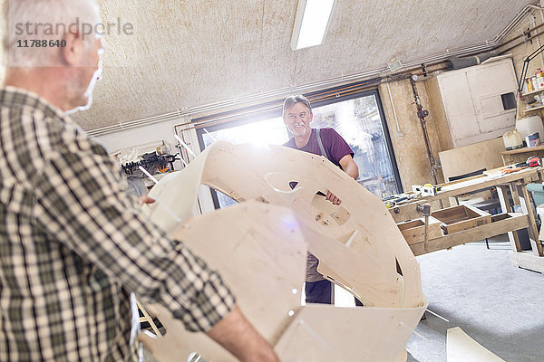 Männliche Schreiner bewegen Holzschale in der Werkstatt